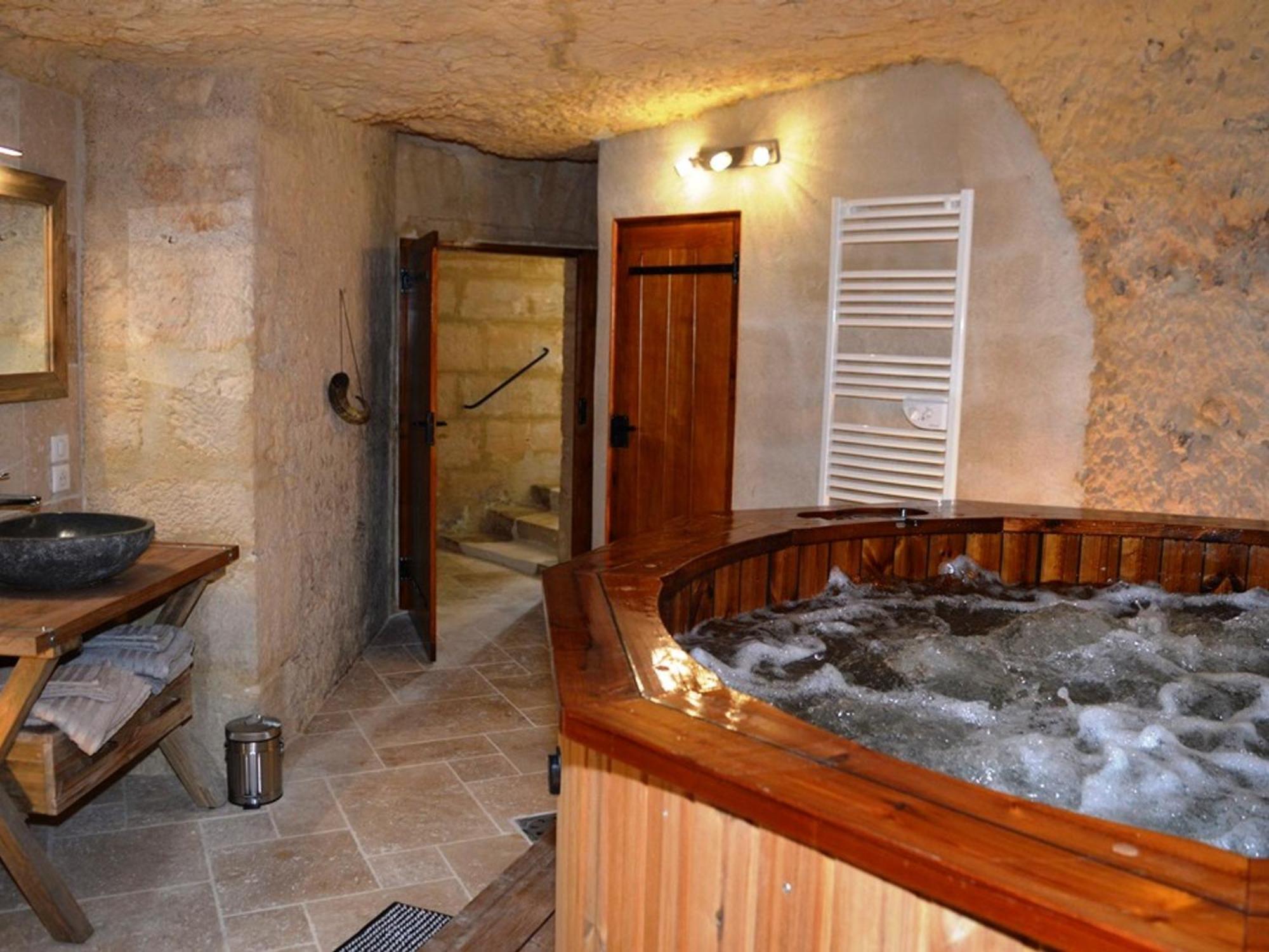 Maison Troglodyte Elegante Avec Spa, Salle De Jeux Et Jardin Clos A Vouvray - Fr-1-381-87 エクステリア 写真